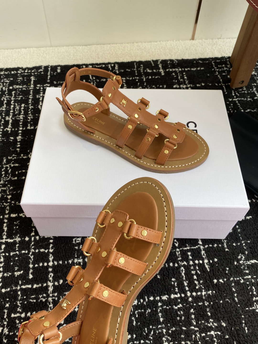 代购级
CELINE 25ss 新款凉鞋 这一季的赛琳又让我重新爱了它一次这季节美鞋太多 这款凉拖真是无
