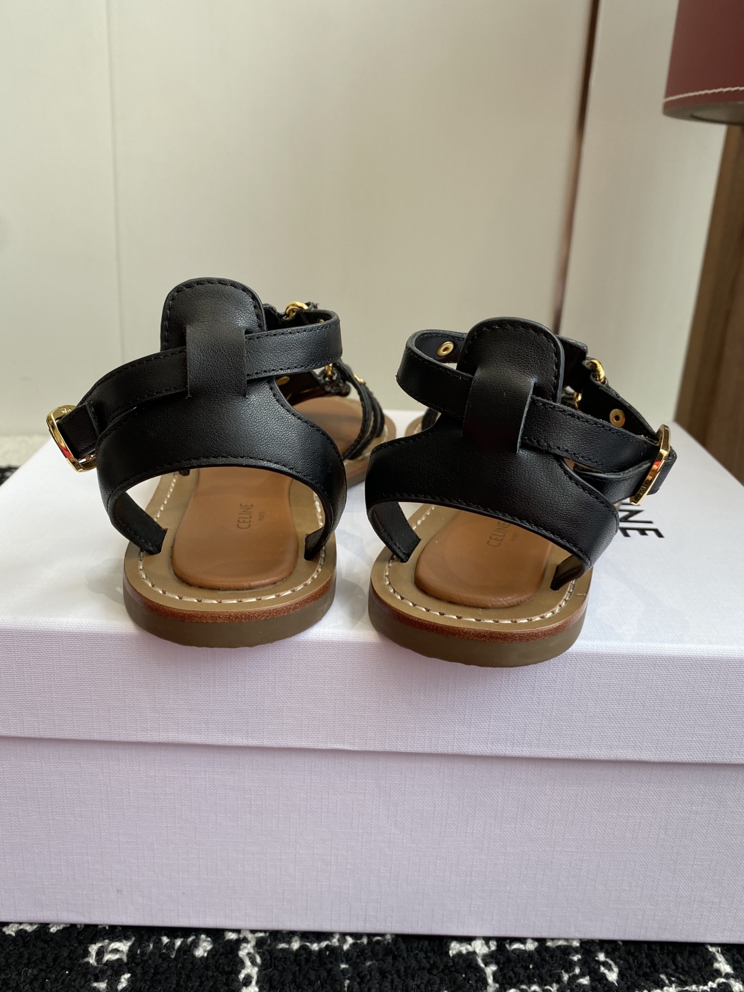 代购级
CELINE 25ss 新款凉鞋 这一季的赛琳又让我重新爱了它一次这季节美鞋太多 这款凉拖真是无