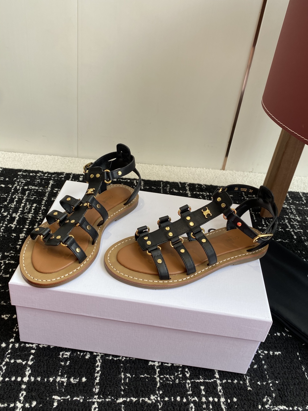 代购级
CELINE 25ss 新款凉鞋 这一季的赛琳又让我重新爱了它一次这季节美鞋太多 这款凉拖真是无