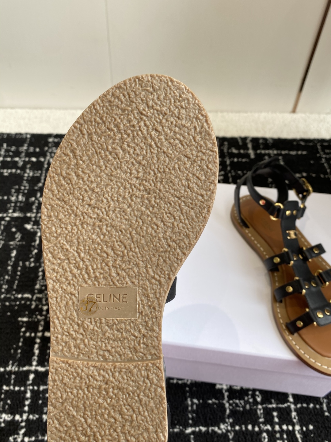 代购级
CELINE 25ss 新款凉鞋 这一季的赛琳又让我重新爱了它一次这季节美鞋太多 这款凉拖真是无