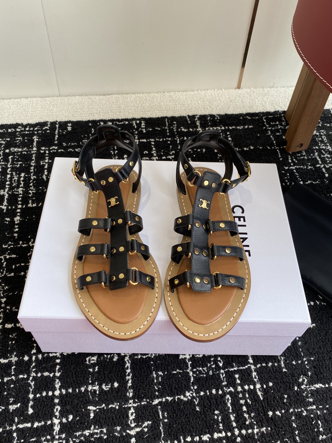 代购级
CELINE 25ss 新款凉鞋 这一季的赛琳又让我重新爱了它一次这季节美鞋太多 这款凉拖真是无