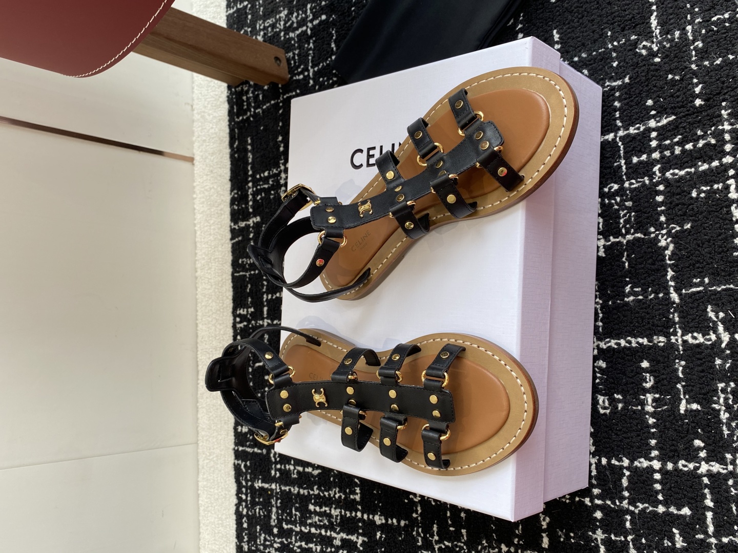 代购级
CELINE 25ss 新款凉鞋 这一季的赛琳又让我重新爱了它一次这季节美鞋太多 这款凉拖真是无