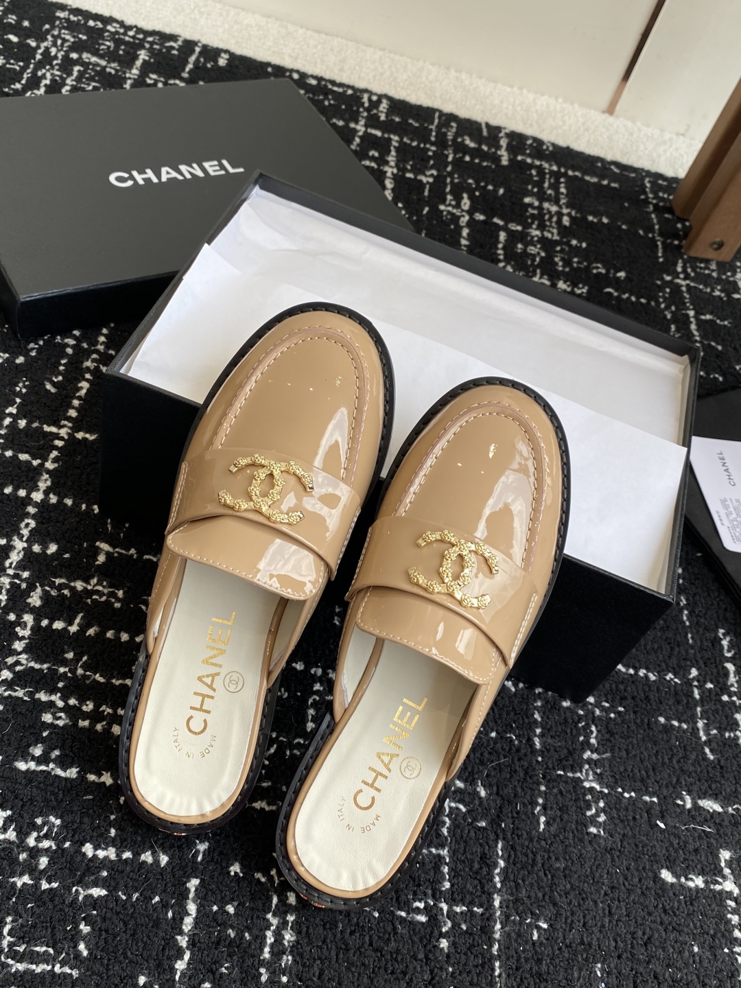 代购级
Chanel 25ss 小香 新款 小香扣  半拖 春夏香家必备爆款

女神系列，拥有香家特色优