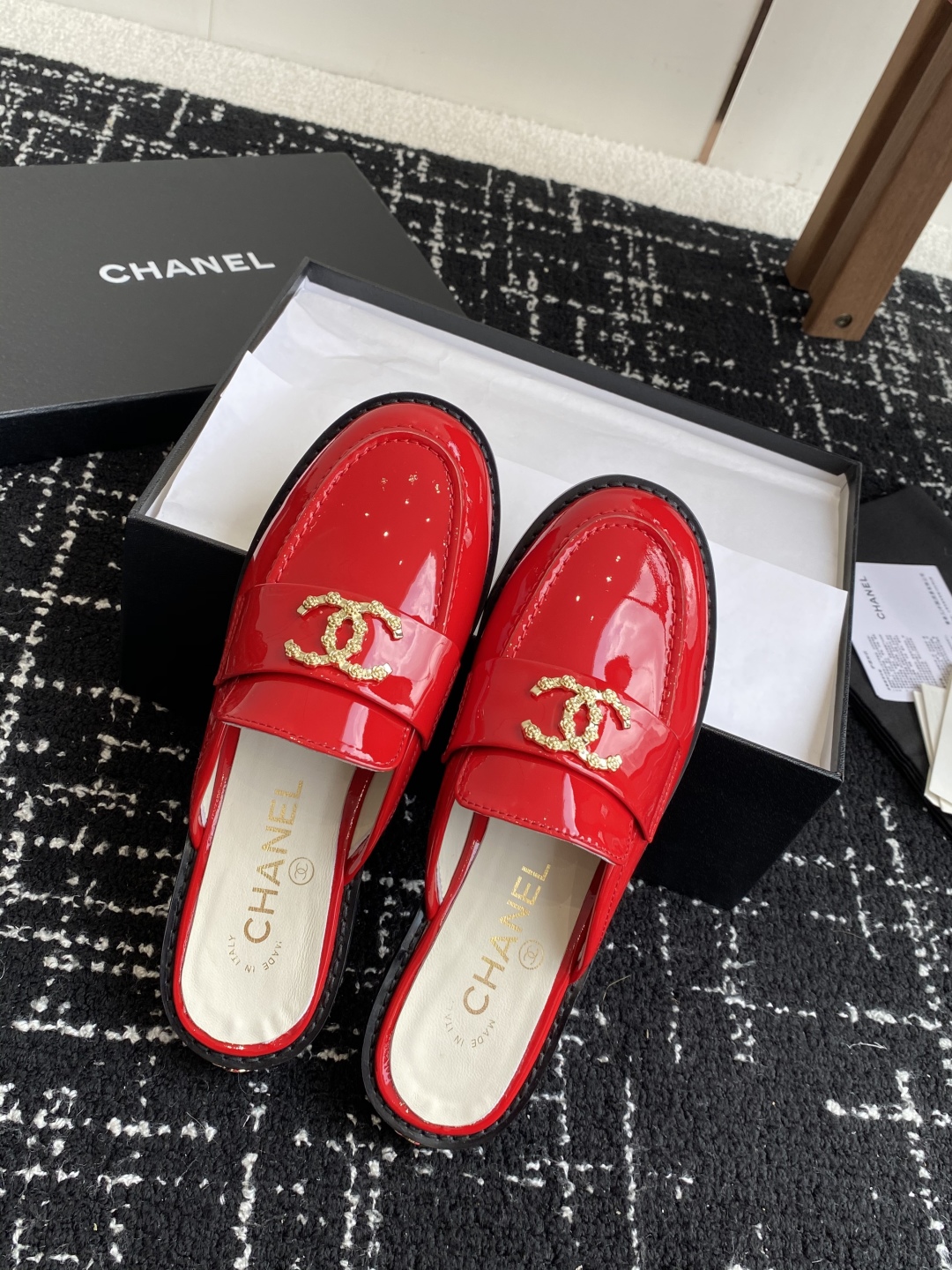 代购级
Chanel 25ss 小香 新款 小香扣  半拖 春夏香家必备爆款

女神系列，拥有香家特色优