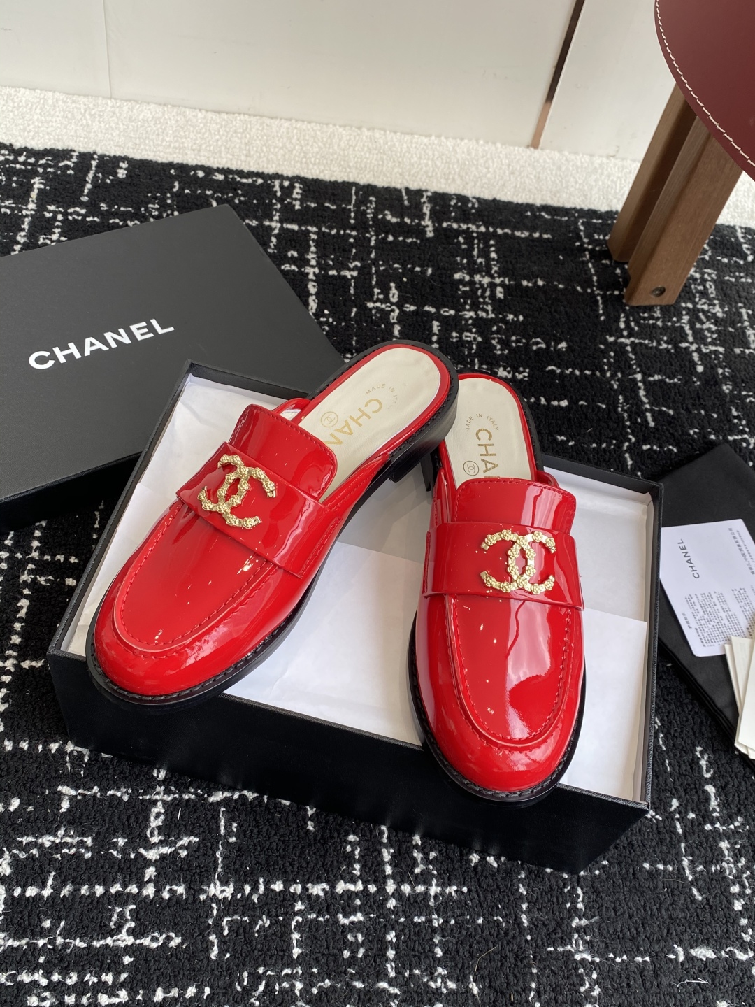 代购级
Chanel 25ss 小香 新款 小香扣  半拖 春夏香家必备爆款

女神系列，拥有香家特色优