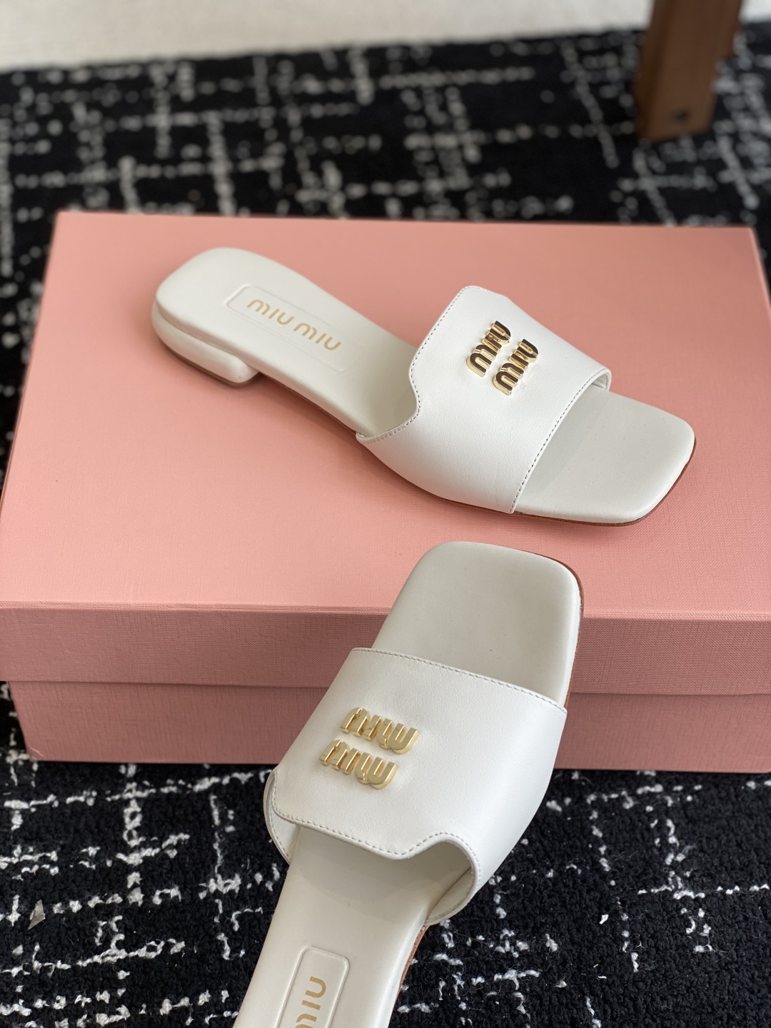 代购级
Miu Miu 25ss 最新夏季 平底 拖鞋

今年夏天为你们多准备几双必备拖鞋，老顾客都反应