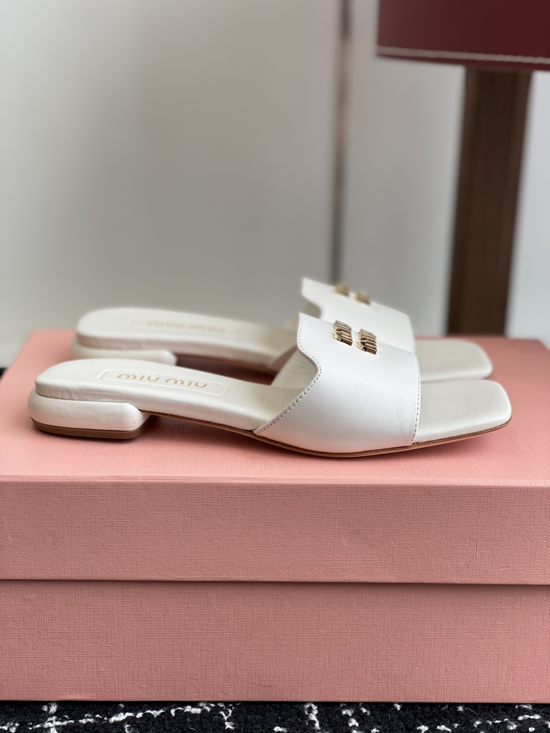代购级
Miu Miu 25ss 最新夏季 平底 拖鞋

今年夏天为你们多准备几双必备拖鞋，老顾客都反应