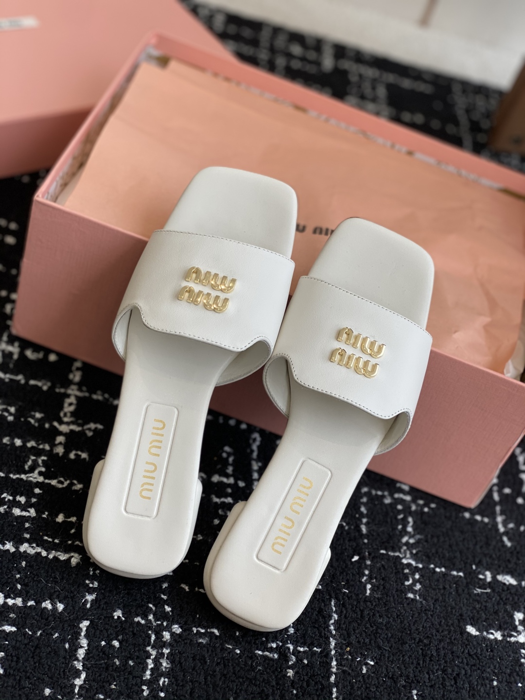 代购级
Miu Miu 25ss 最新夏季 平底 拖鞋

今年夏天为你们多准备几双必备拖鞋，老顾客都反应