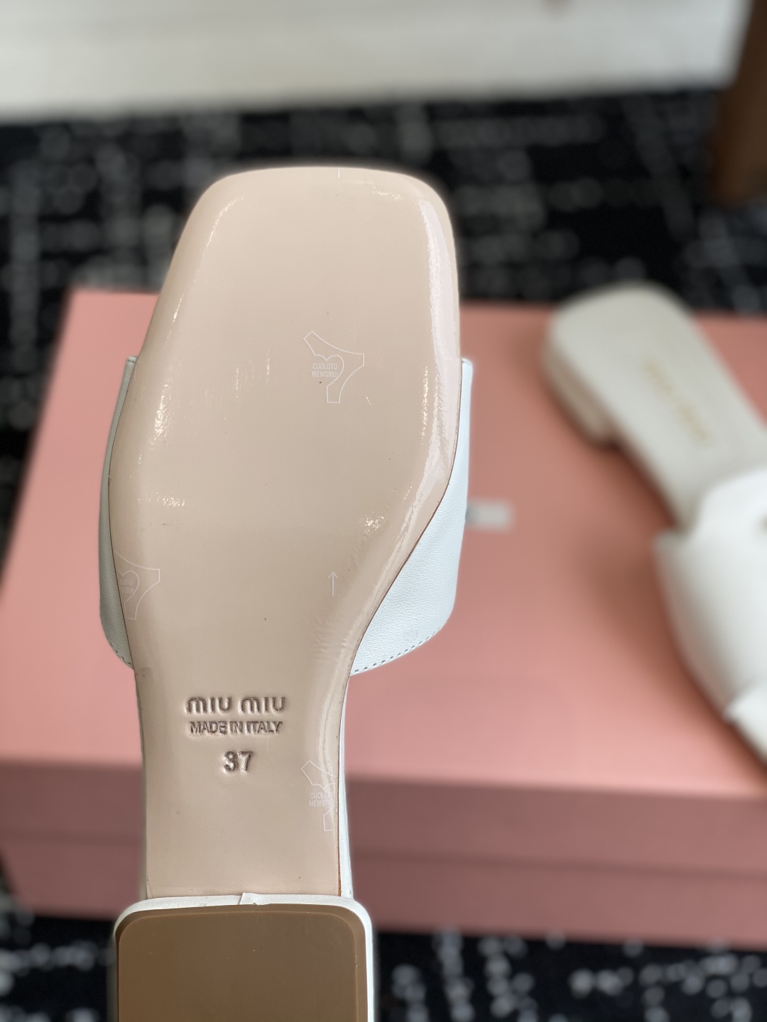 代购级
Miu Miu 25ss 最新夏季 平底 拖鞋

今年夏天为你们多准备几双必备拖鞋，老顾客都反应