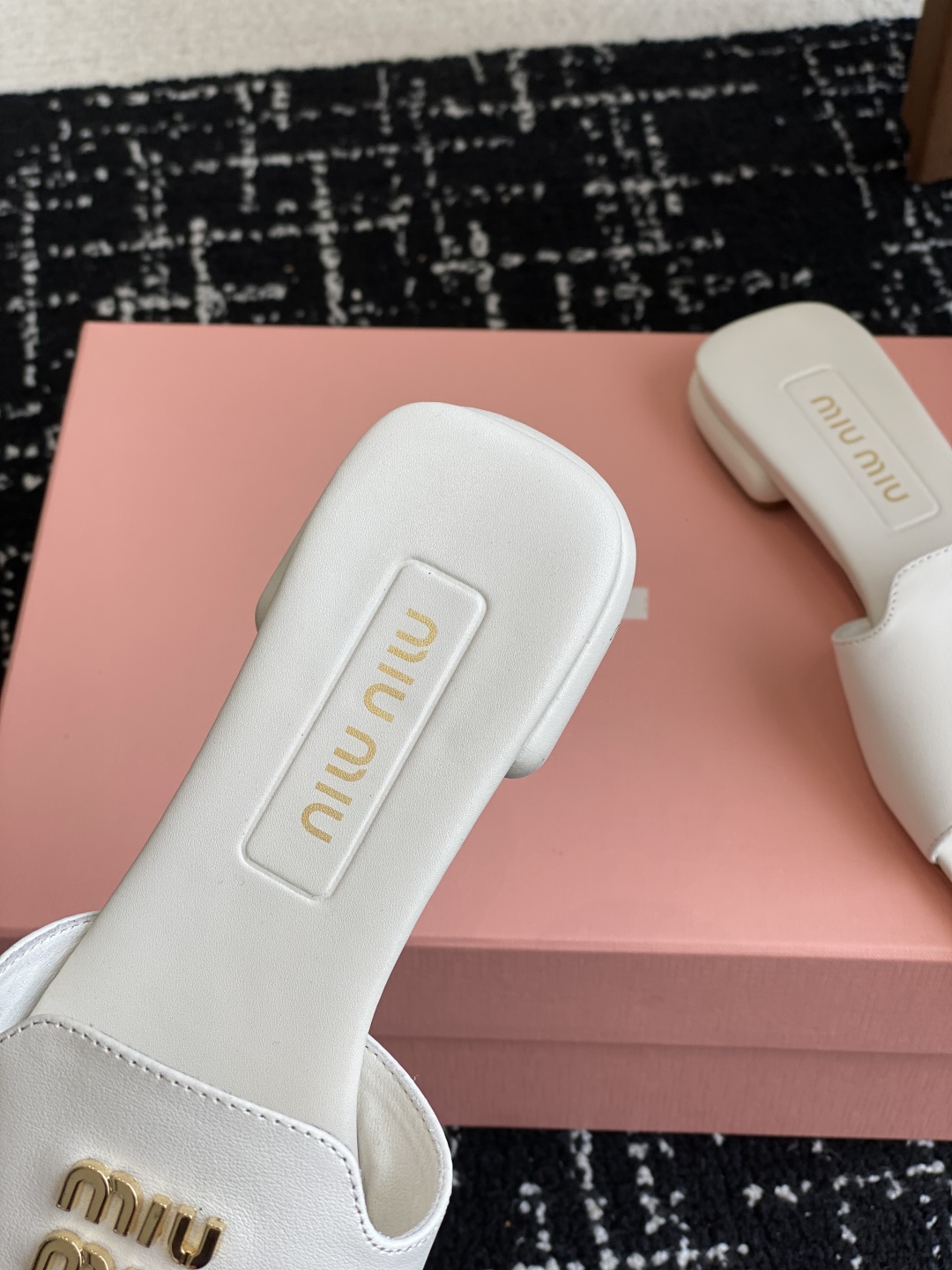 代购级
Miu Miu 25ss 最新夏季 平底 拖鞋

今年夏天为你们多准备几双必备拖鞋，老顾客都反应