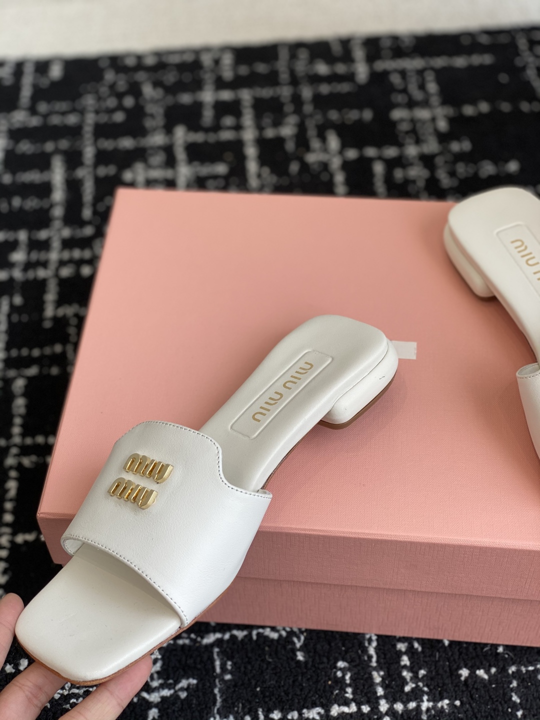 代购级
Miu Miu 25ss 最新夏季 平底 拖鞋

今年夏天为你们多准备几双必备拖鞋，老顾客都反应