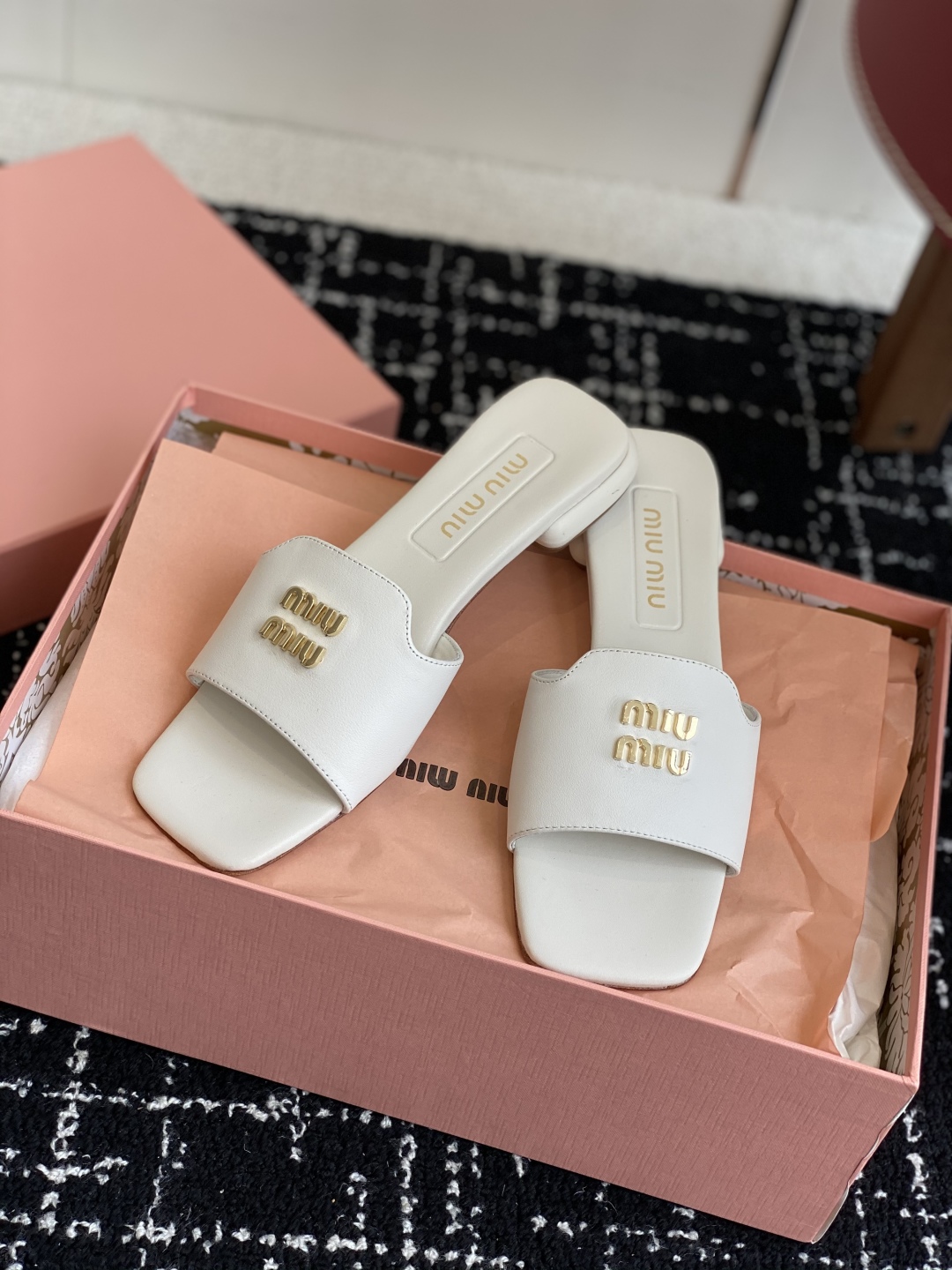 代购级
Miu Miu 25ss 最新夏季 平底 拖鞋

今年夏天为你们多准备几双必备拖鞋，老顾客都反应
