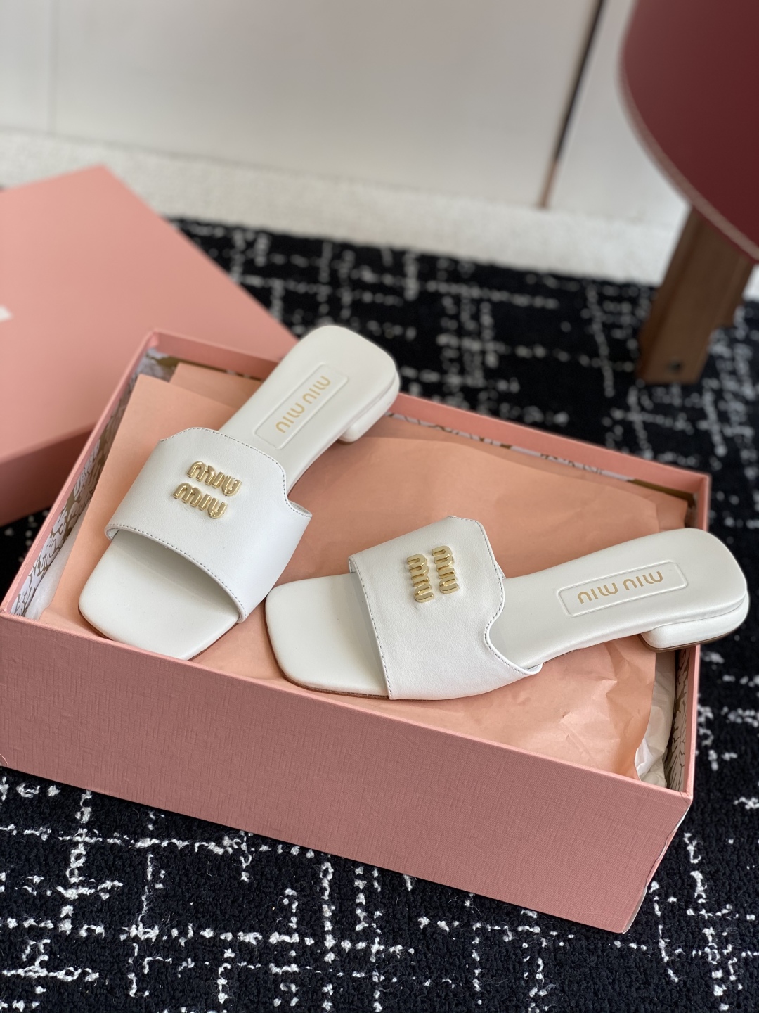 代购级
Miu Miu 25ss 最新夏季 平底 拖鞋

今年夏天为你们多准备几双必备拖鞋，老顾客都反应