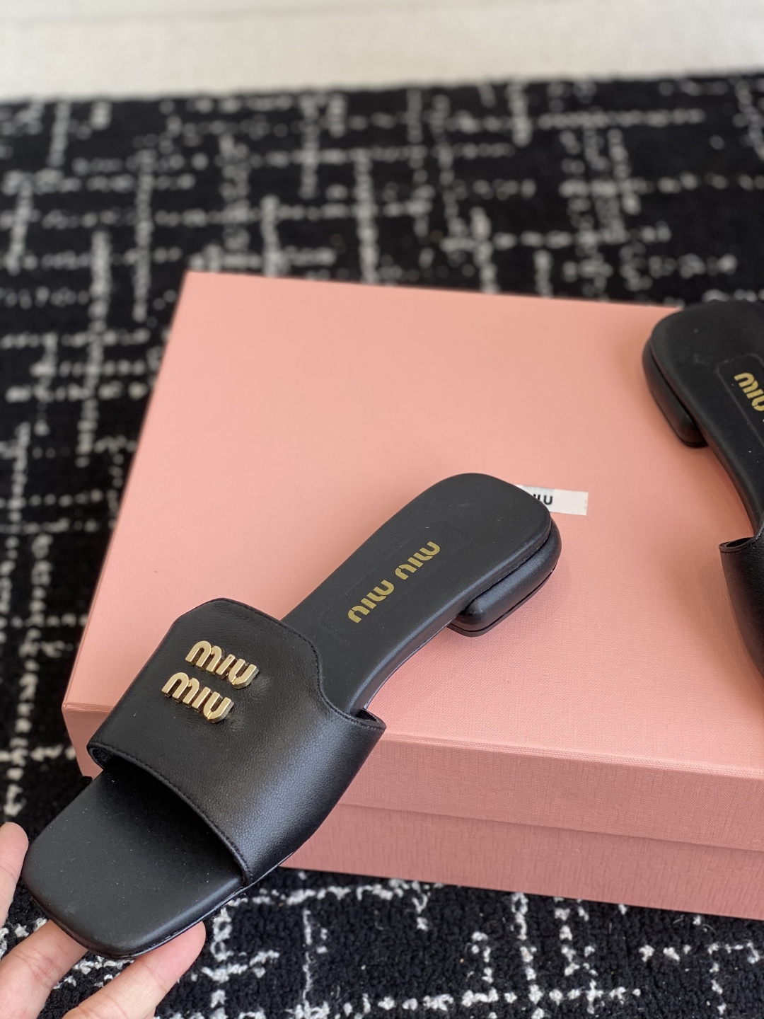 代购级
Miu Miu 25ss 最新夏季 平底 拖鞋

今年夏天为你们多准备几双必备拖鞋，老顾客都反应