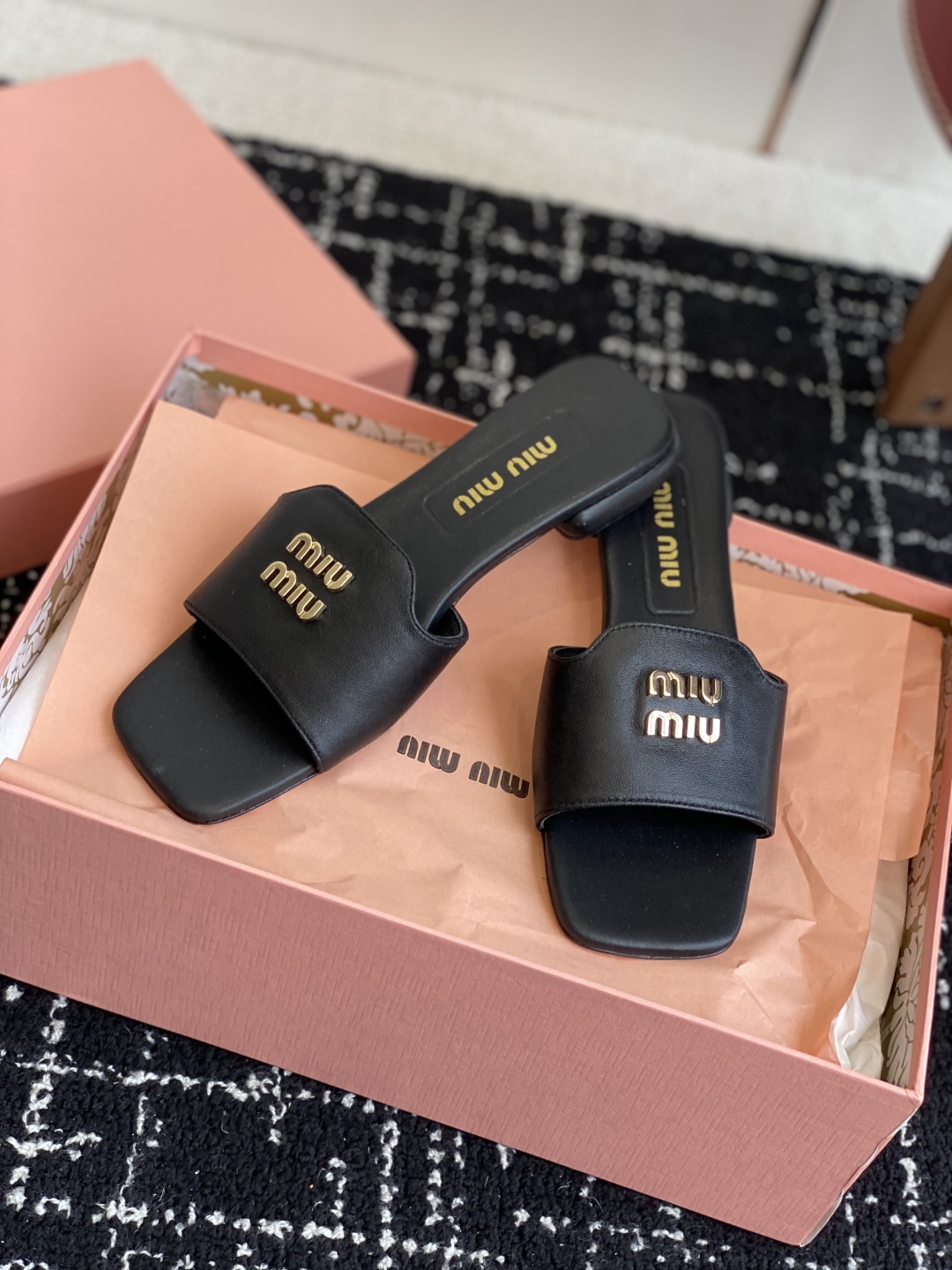 代购级
Miu Miu 25ss 最新夏季 平底 拖鞋

今年夏天为你们多准备几双必备拖鞋，老顾客都反应