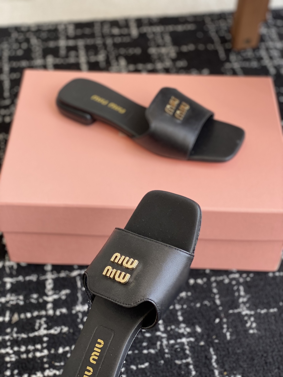 代购级
Miu Miu 25ss 最新夏季 平底 拖鞋

今年夏天为你们多准备几双必备拖鞋，老顾客都反应