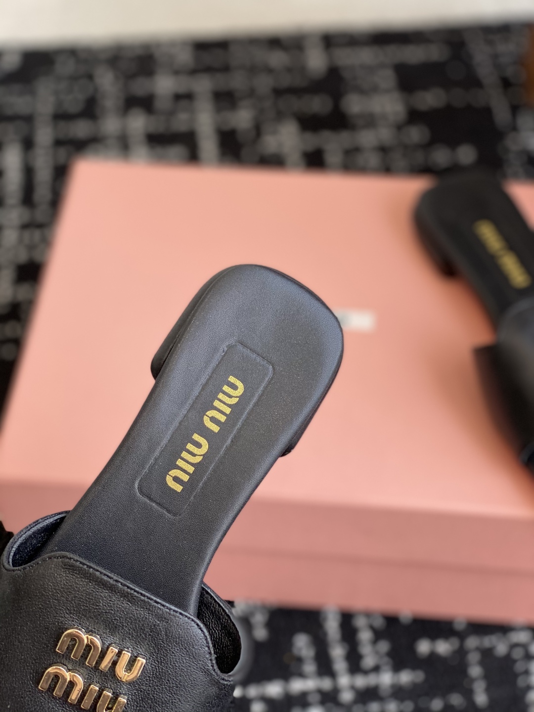 代购级
Miu Miu 25ss 最新夏季 平底 拖鞋

今年夏天为你们多准备几双必备拖鞋，老顾客都反应