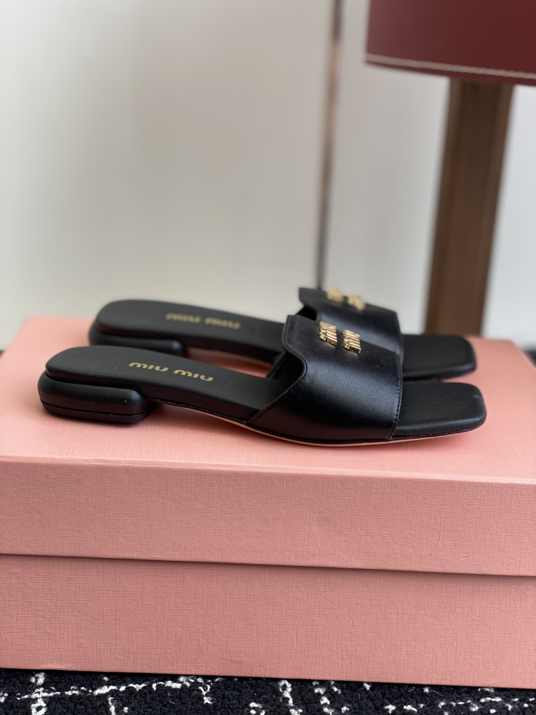 代购级
Miu Miu 25ss 最新夏季 平底 拖鞋

今年夏天为你们多准备几双必备拖鞋，老顾客都反应