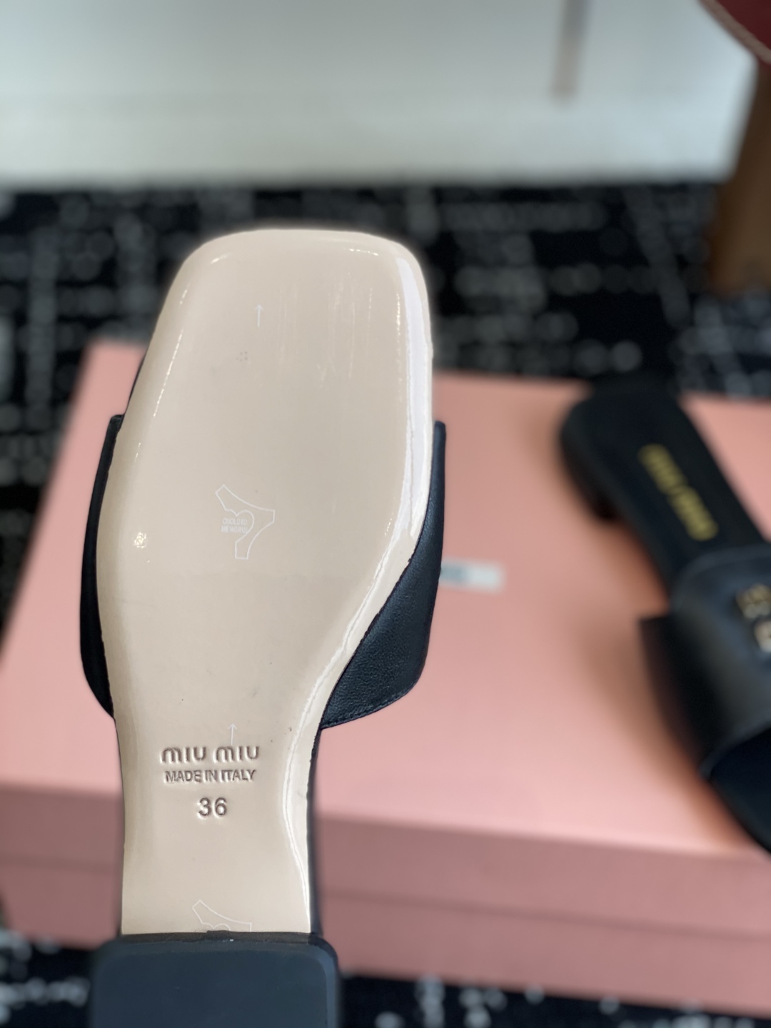 代购级
Miu Miu 25ss 最新夏季 平底 拖鞋

今年夏天为你们多准备几双必备拖鞋，老顾客都反应