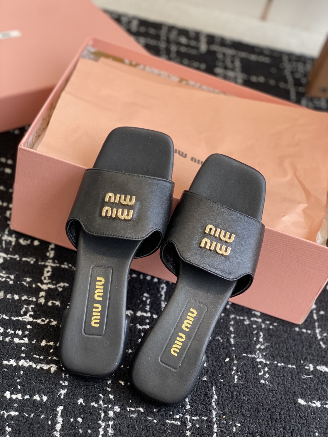 代购级
Miu Miu 25ss 最新夏季 平底 拖鞋

今年夏天为你们多准备几双必备拖鞋，老顾客都反应