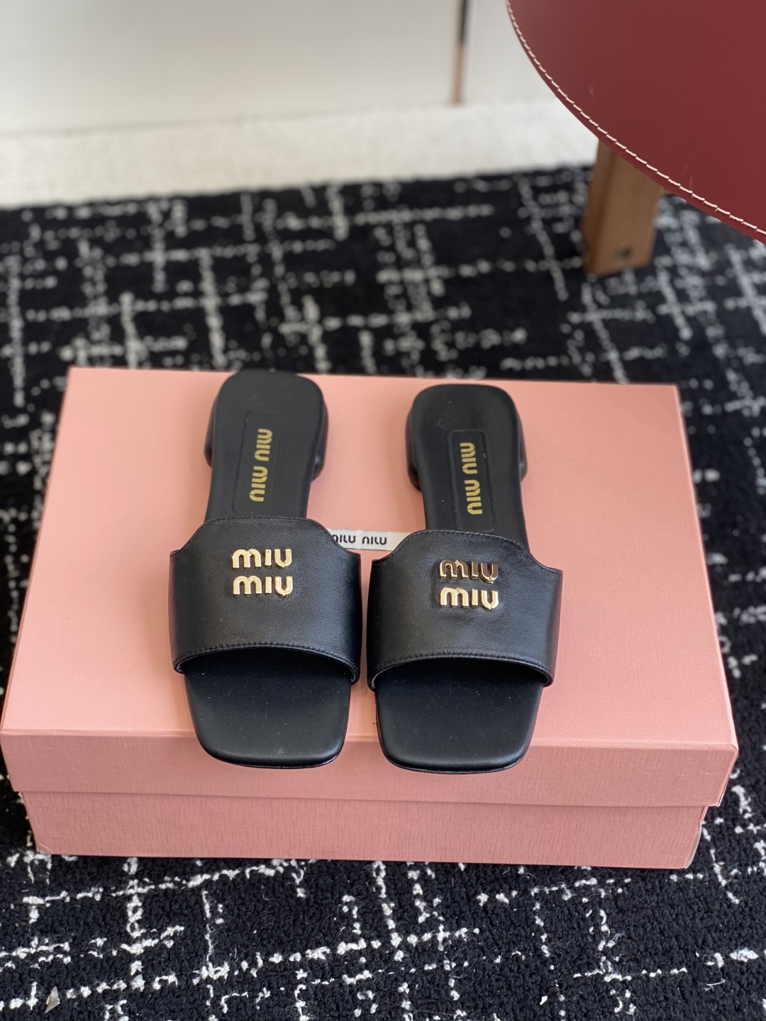 代购级
Miu Miu 25ss 最新夏季 平底 拖鞋

今年夏天为你们多准备几双必备拖鞋，老顾客都反应