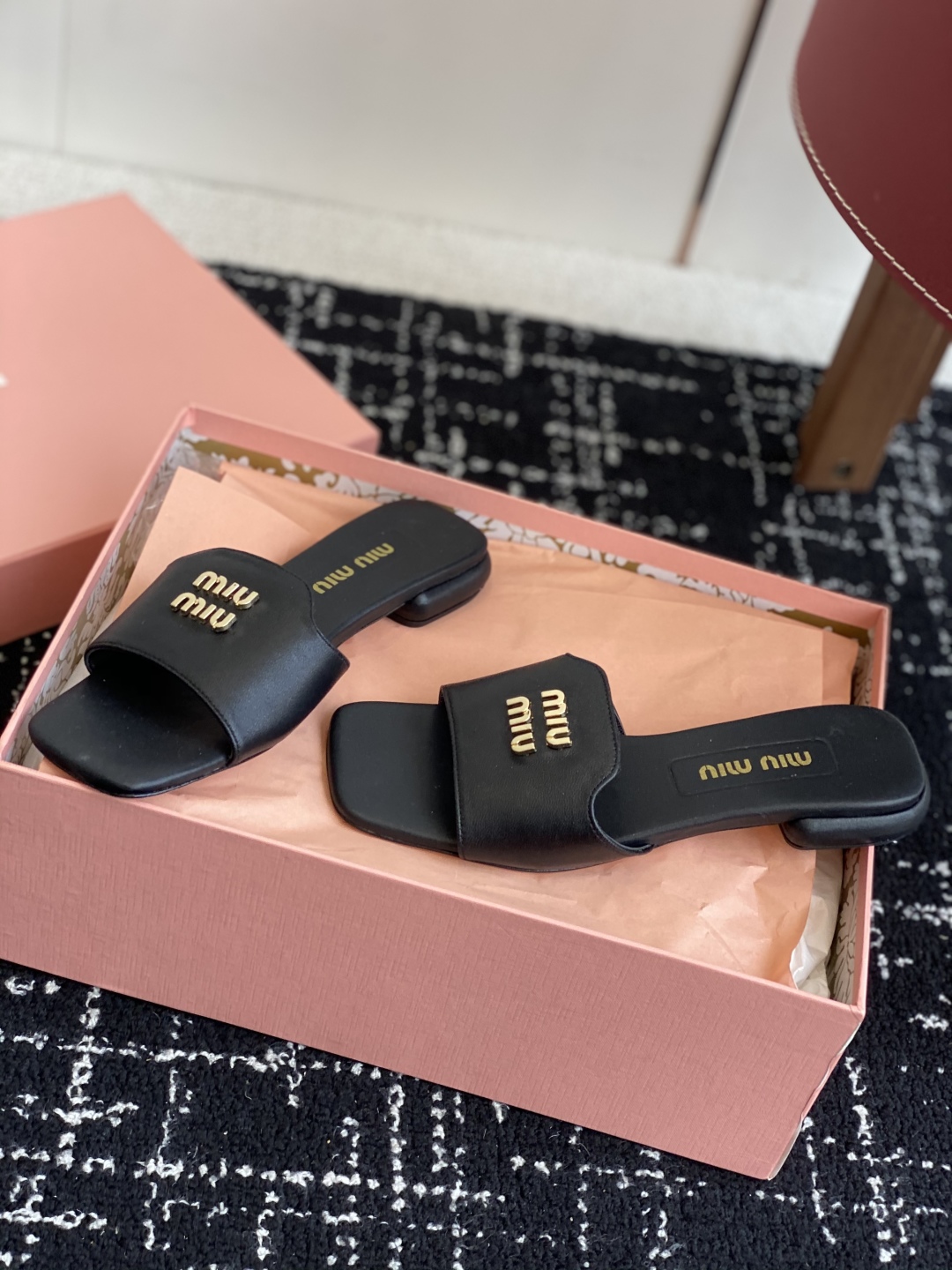 代购级
Miu Miu 25ss 最新夏季 平底 拖鞋

今年夏天为你们多准备几双必备拖鞋，老顾客都反应