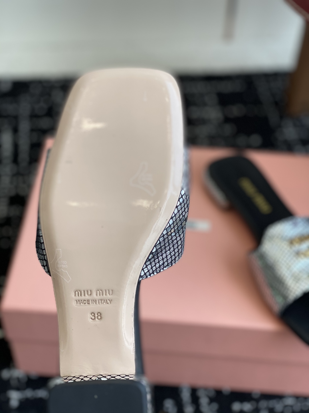 代购级
Miu Miu 25ss 最新夏季 平底 拖鞋

今年夏天为你们多准备几双必备拖鞋，老顾客都反应