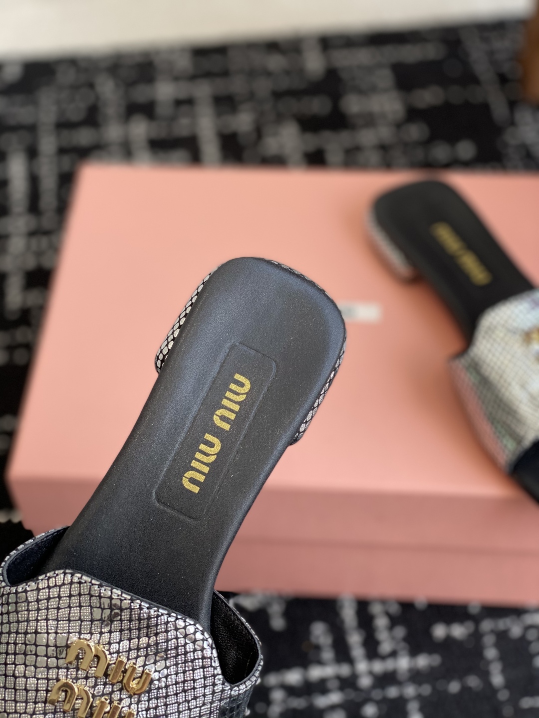 代购级
Miu Miu 25ss 最新夏季 平底 拖鞋

今年夏天为你们多准备几双必备拖鞋，老顾客都反应