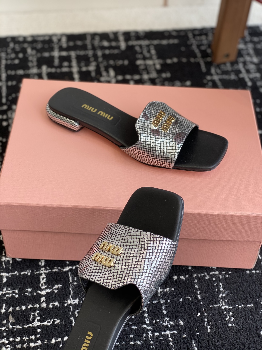 代购级
Miu Miu 25ss 最新夏季 平底 拖鞋

今年夏天为你们多准备几双必备拖鞋，老顾客都反应
