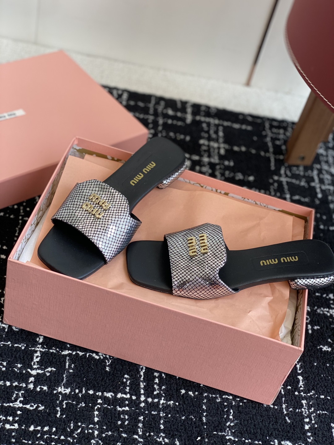 代购级
Miu Miu 25ss 最新夏季 平底 拖鞋

今年夏天为你们多准备几双必备拖鞋，老顾客都反应