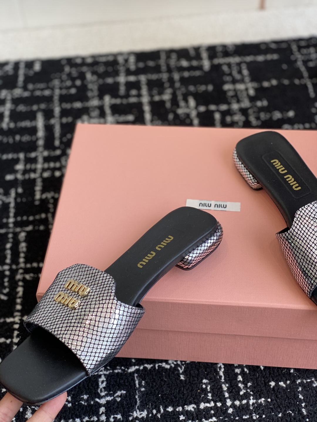 代购级
Miu Miu 25ss 最新夏季 平底 拖鞋

今年夏天为你们多准备几双必备拖鞋，老顾客都反应
