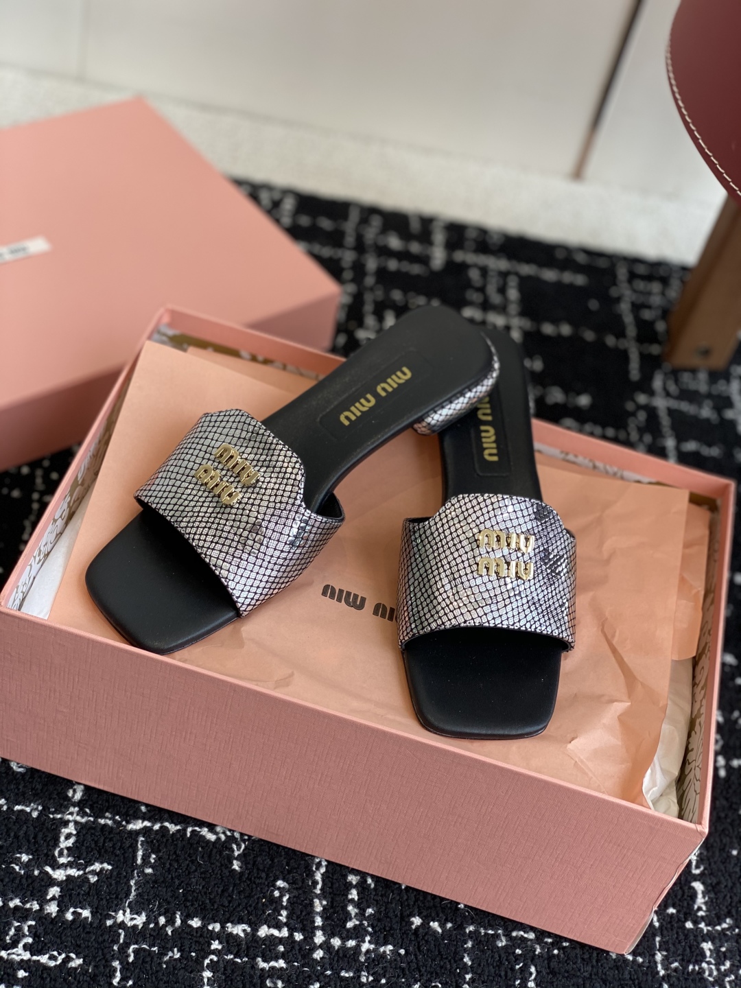 代购级
Miu Miu 25ss 最新夏季 平底 拖鞋

今年夏天为你们多准备几双必备拖鞋，老顾客都反应