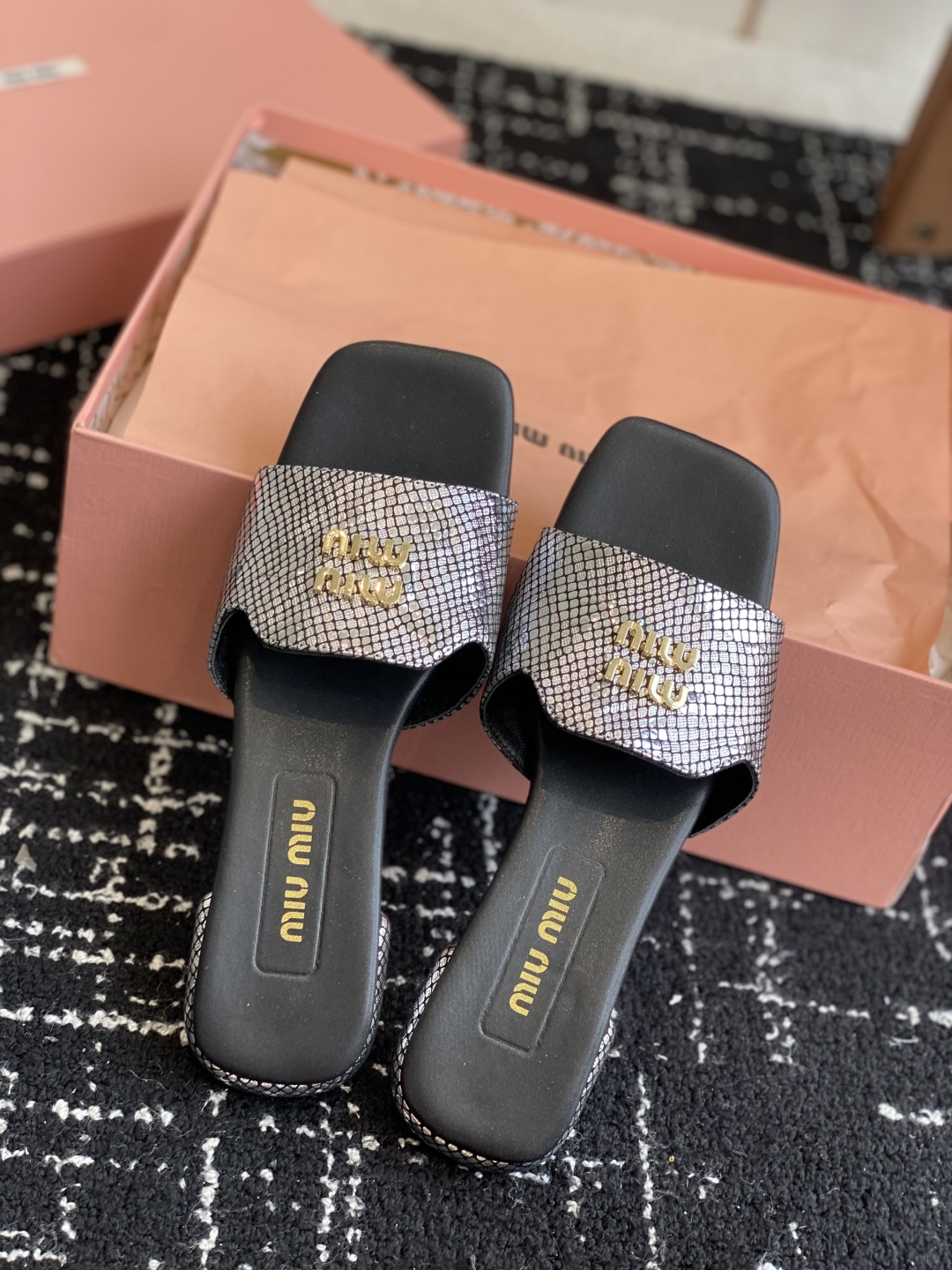 代购级
Miu Miu 25ss 最新夏季 平底 拖鞋

今年夏天为你们多准备几双必备拖鞋，老顾客都反应