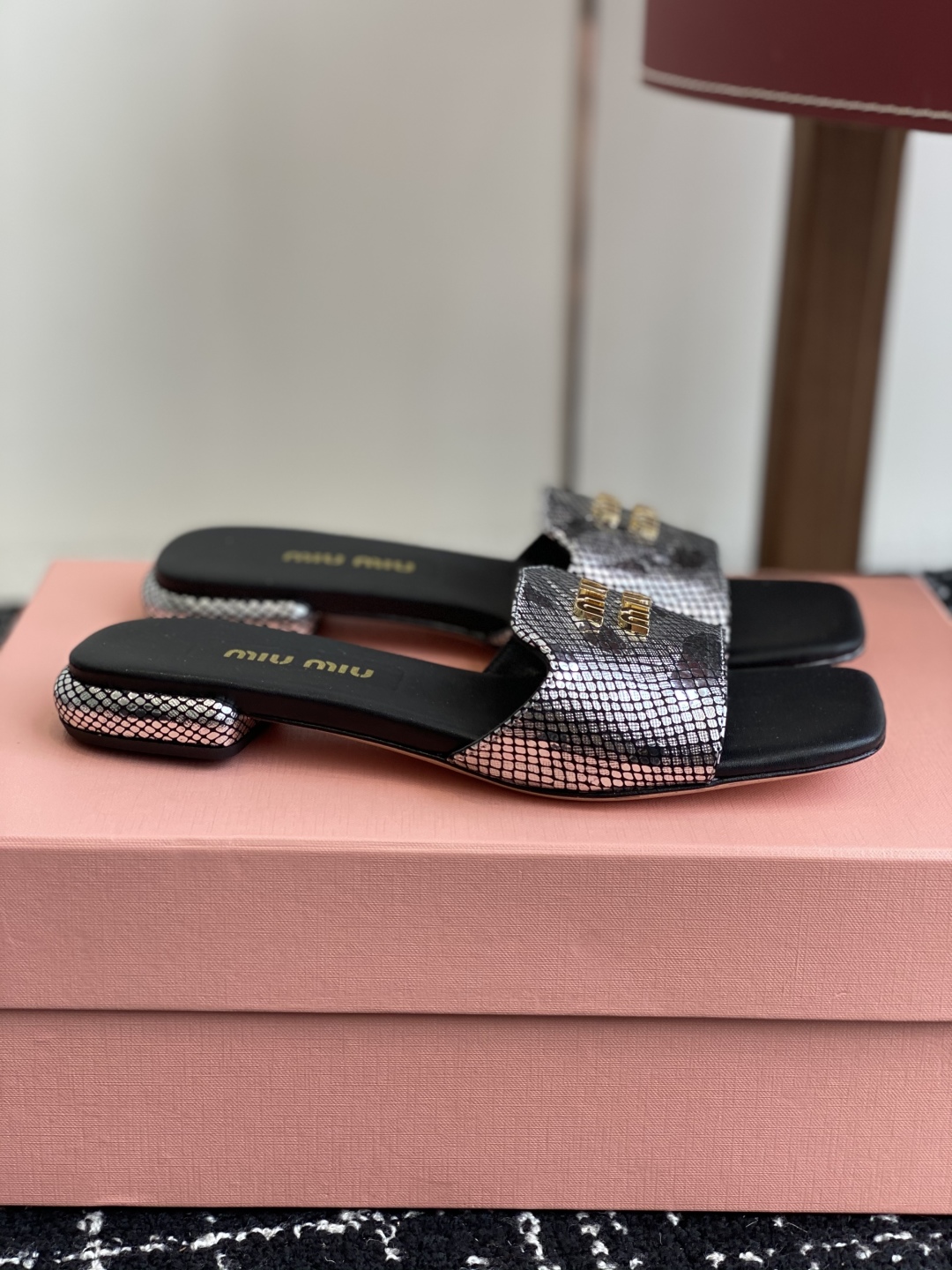 代购级
Miu Miu 25ss 最新夏季 平底 拖鞋

今年夏天为你们多准备几双必备拖鞋，老顾客都反应