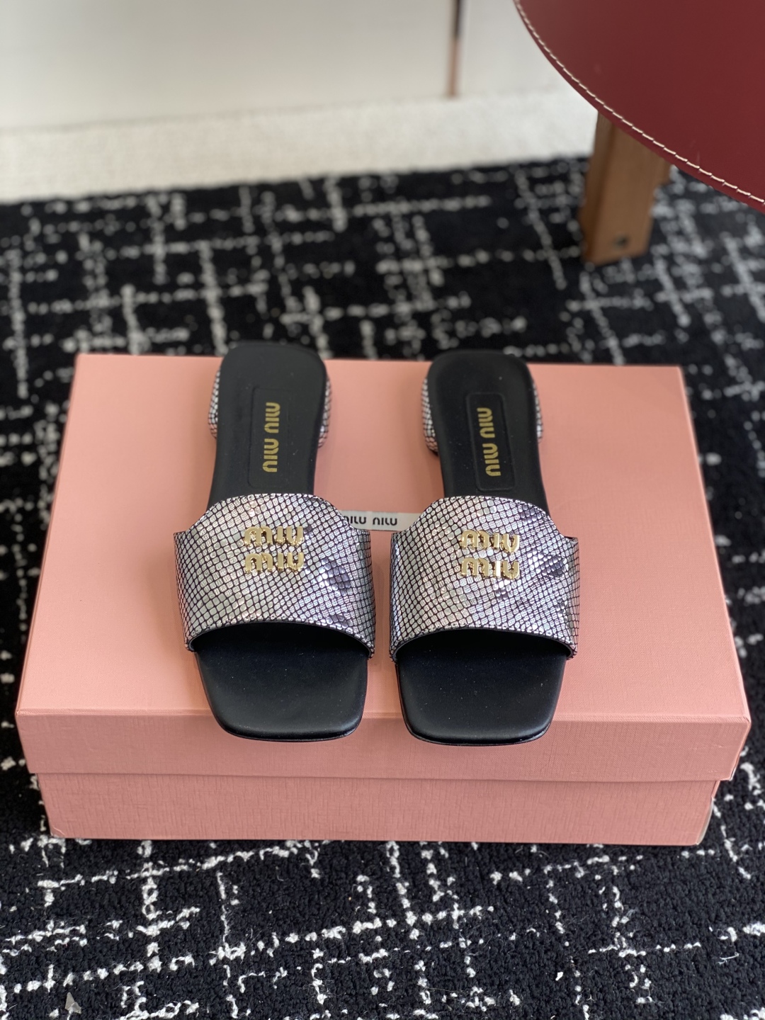 代购级
Miu Miu 25ss 最新夏季 平底 拖鞋

今年夏天为你们多准备几双必备拖鞋，老顾客都反应