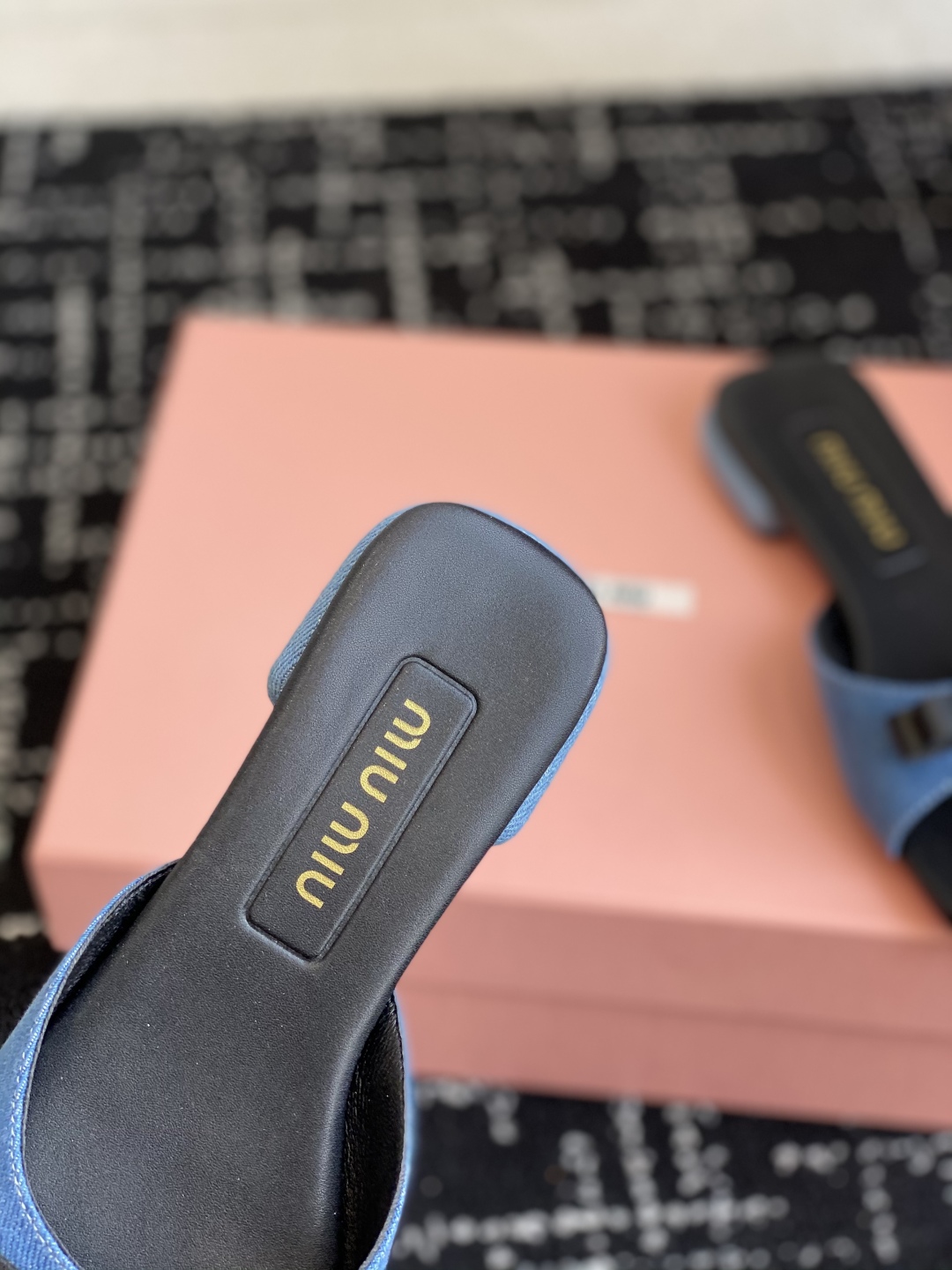 代购级
Miu Miu 25ss 最新夏季 平底 牛仔布 拖鞋

今年夏天为你们多准备几双必备拖鞋，老顾