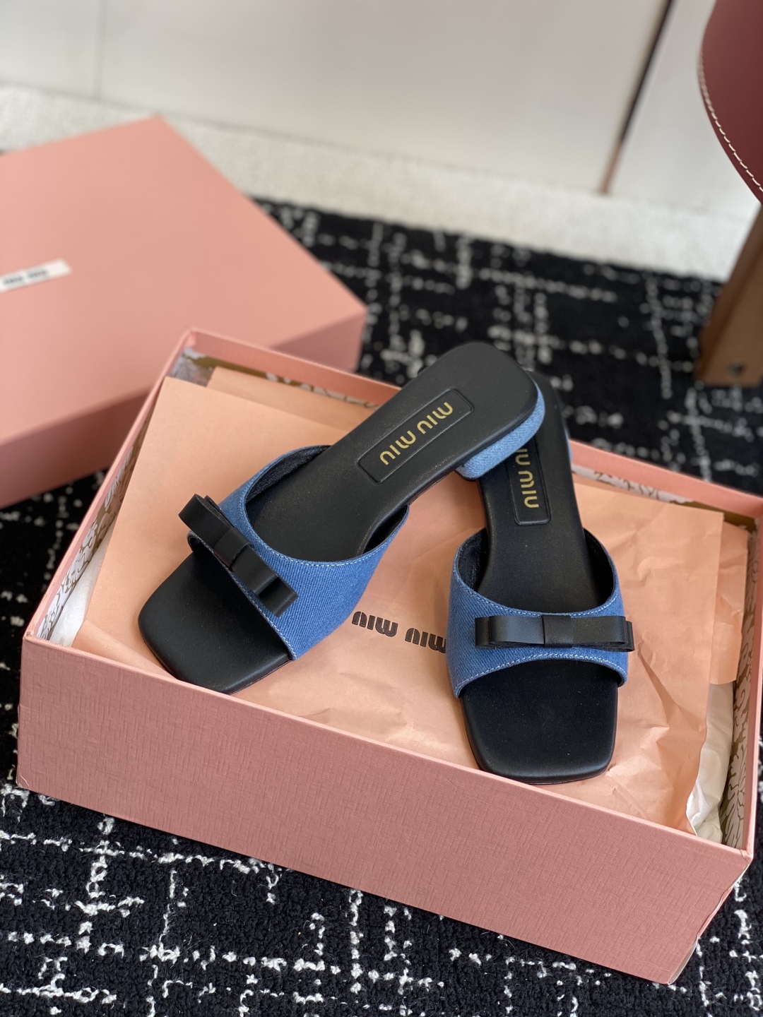 代购级
Miu Miu 25ss 最新夏季 平底 牛仔布 拖鞋

今年夏天为你们多准备几双必备拖鞋，老顾