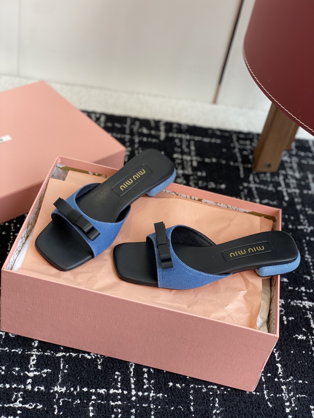 代购级
Miu Miu 25ss 最新夏季 平底 牛仔布 拖鞋

今年夏天为你们多准备几双必备拖鞋，老顾