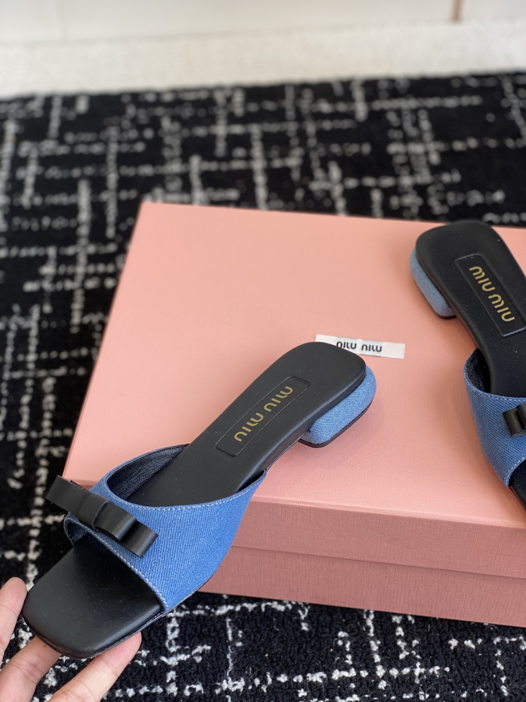 代购级
Miu Miu 25ss 最新夏季 平底 牛仔布 拖鞋

今年夏天为你们多准备几双必备拖鞋，老顾