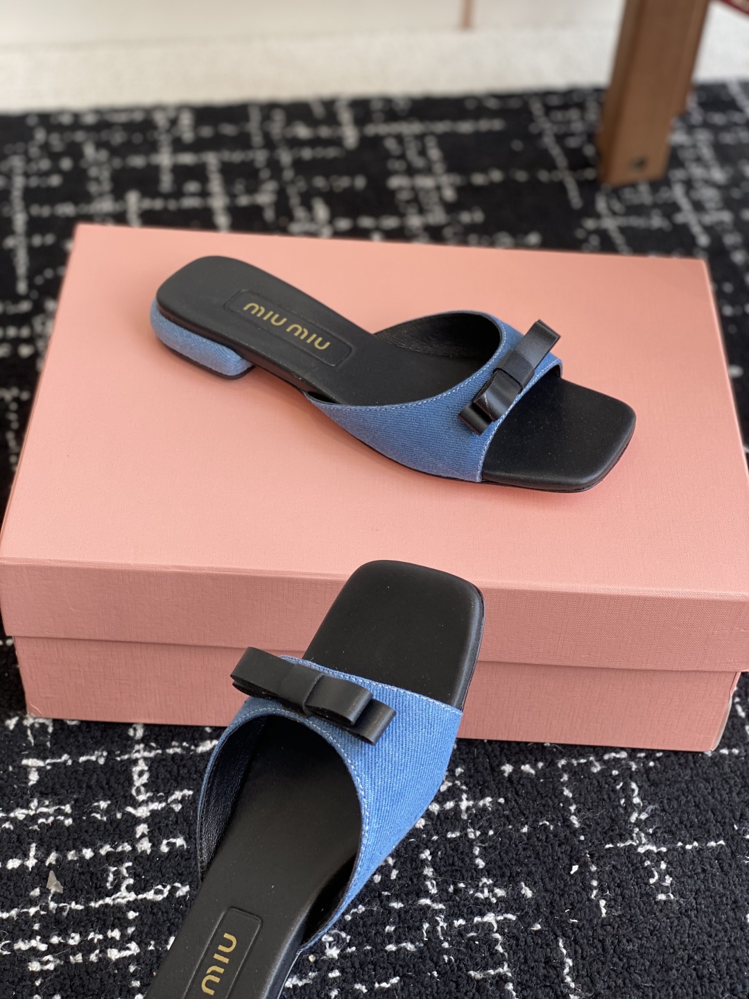 代购级
Miu Miu 25ss 最新夏季 平底 牛仔布 拖鞋

今年夏天为你们多准备几双必备拖鞋，老顾