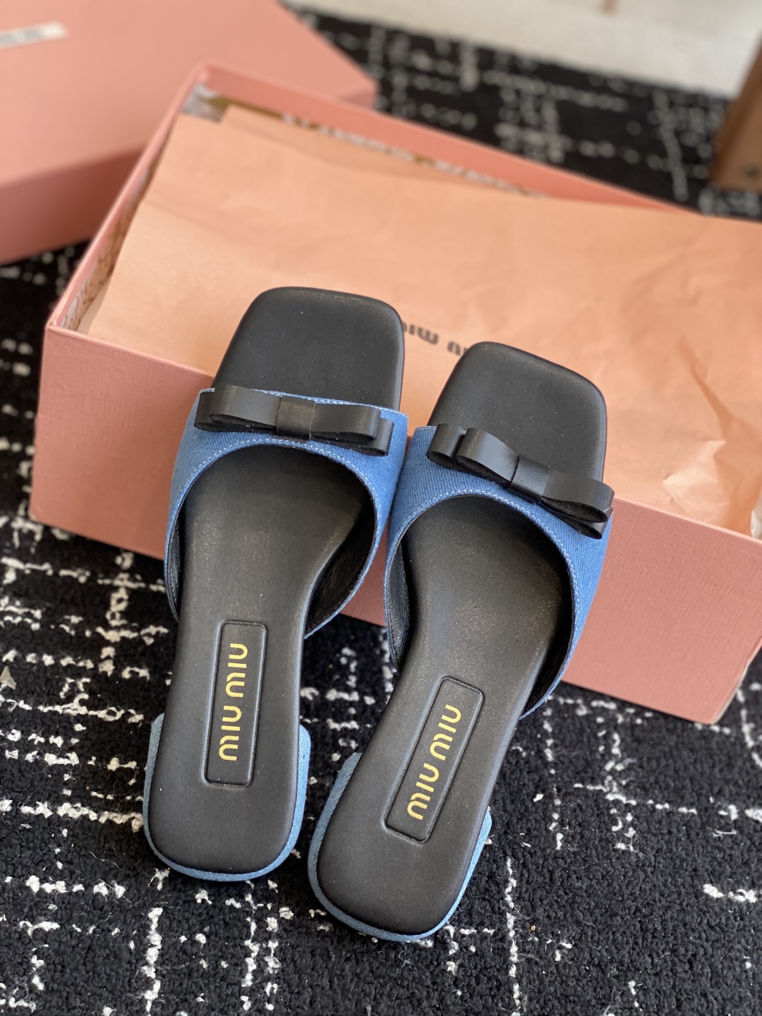 代购级
Miu Miu 25ss 最新夏季 平底 牛仔布 拖鞋

今年夏天为你们多准备几双必备拖鞋，老顾