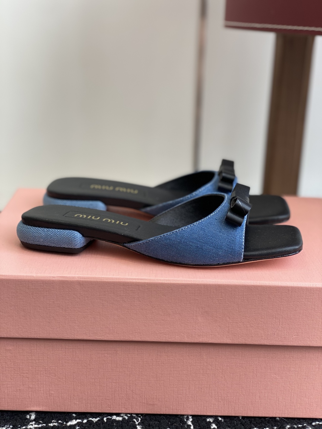 代购级
Miu Miu 25ss 最新夏季 平底 牛仔布 拖鞋

今年夏天为你们多准备几双必备拖鞋，老顾