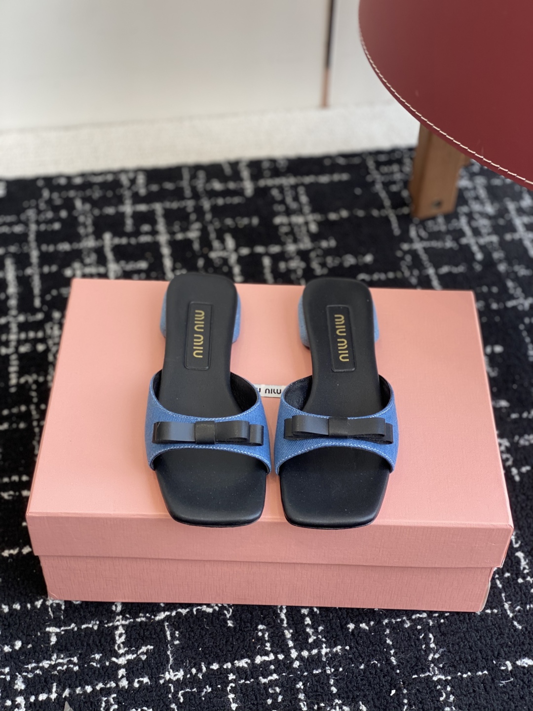代购级
Miu Miu 25ss 最新夏季 平底 牛仔布 拖鞋

今年夏天为你们多准备几双必备拖鞋，老顾