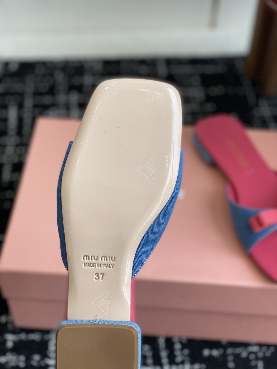 代购级
Miu Miu 25ss 最新夏季 平底 牛仔布 拖鞋

今年夏天为你们多准备几双必备拖鞋，老顾