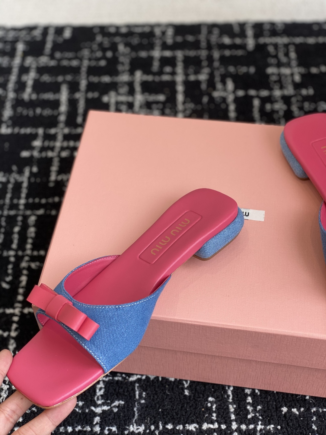 代购级
Miu Miu 25ss 最新夏季 平底 牛仔布 拖鞋

今年夏天为你们多准备几双必备拖鞋，老顾