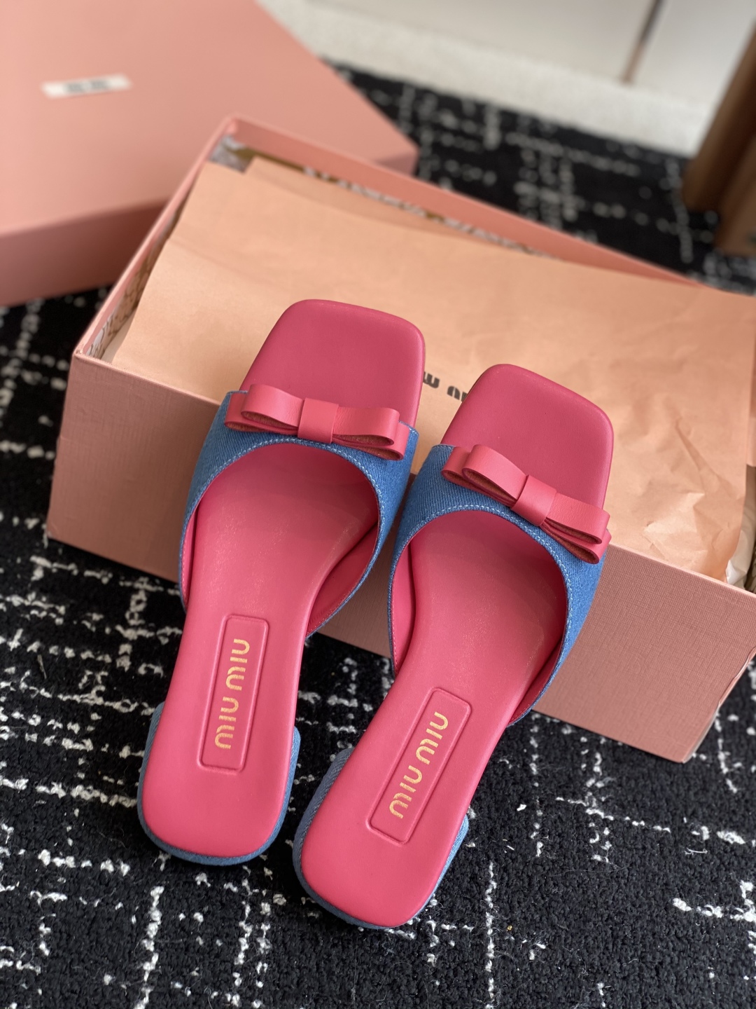 代购级
Miu Miu 25ss 最新夏季 平底 牛仔布 拖鞋

今年夏天为你们多准备几双必备拖鞋，老顾