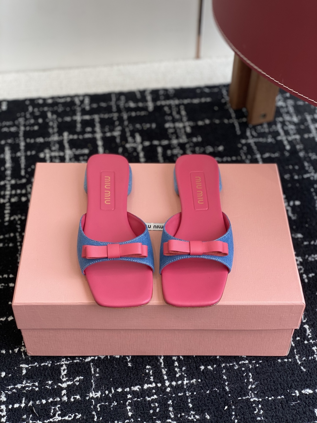 代购级
Miu Miu 25ss 最新夏季 平底 牛仔布 拖鞋

今年夏天为你们多准备几双必备拖鞋，老顾