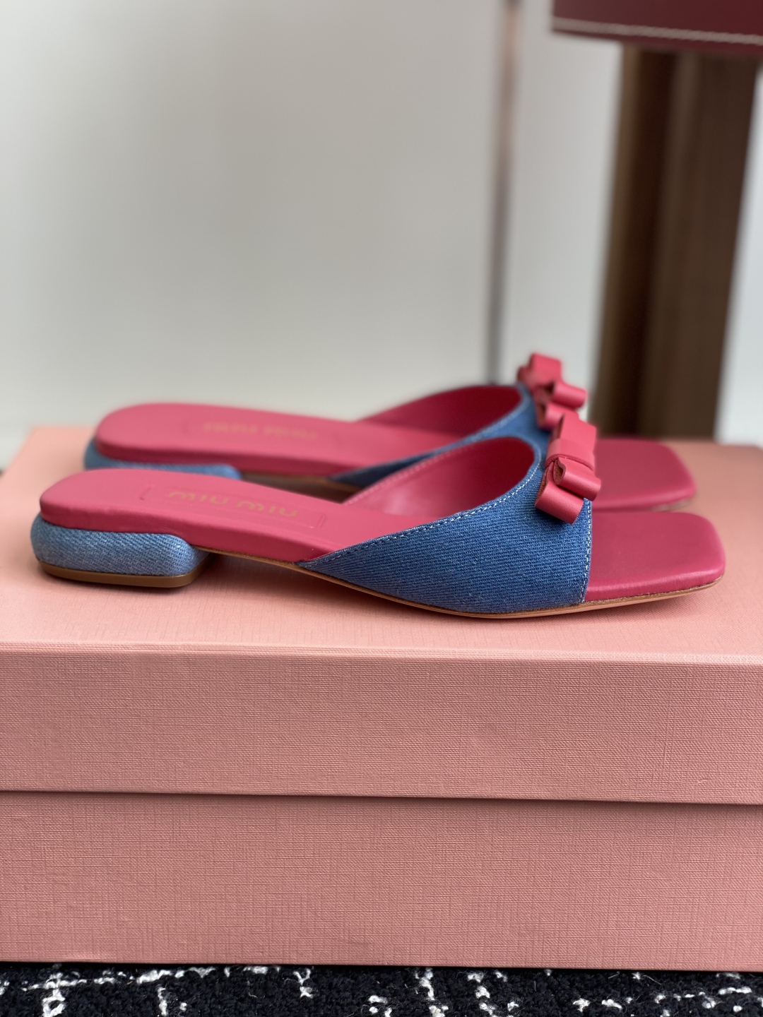 代购级
Miu Miu 25ss 最新夏季 平底 牛仔布 拖鞋

今年夏天为你们多准备几双必备拖鞋，老顾