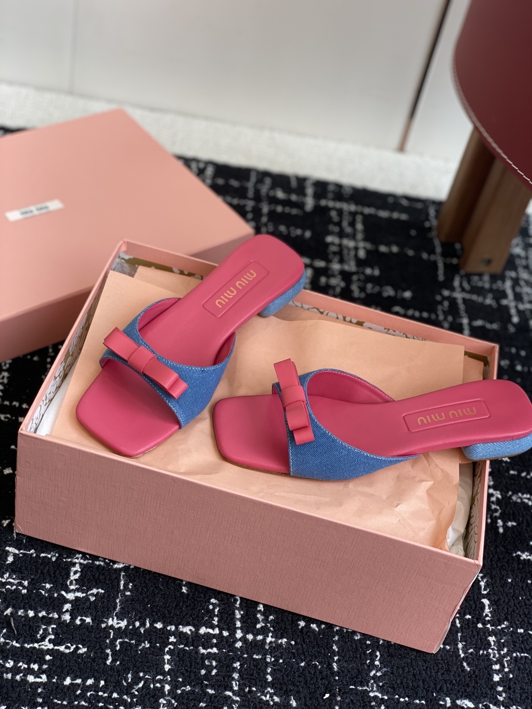 代购级
Miu Miu 25ss 最新夏季 平底 牛仔布 拖鞋

今年夏天为你们多准备几双必备拖鞋，老顾