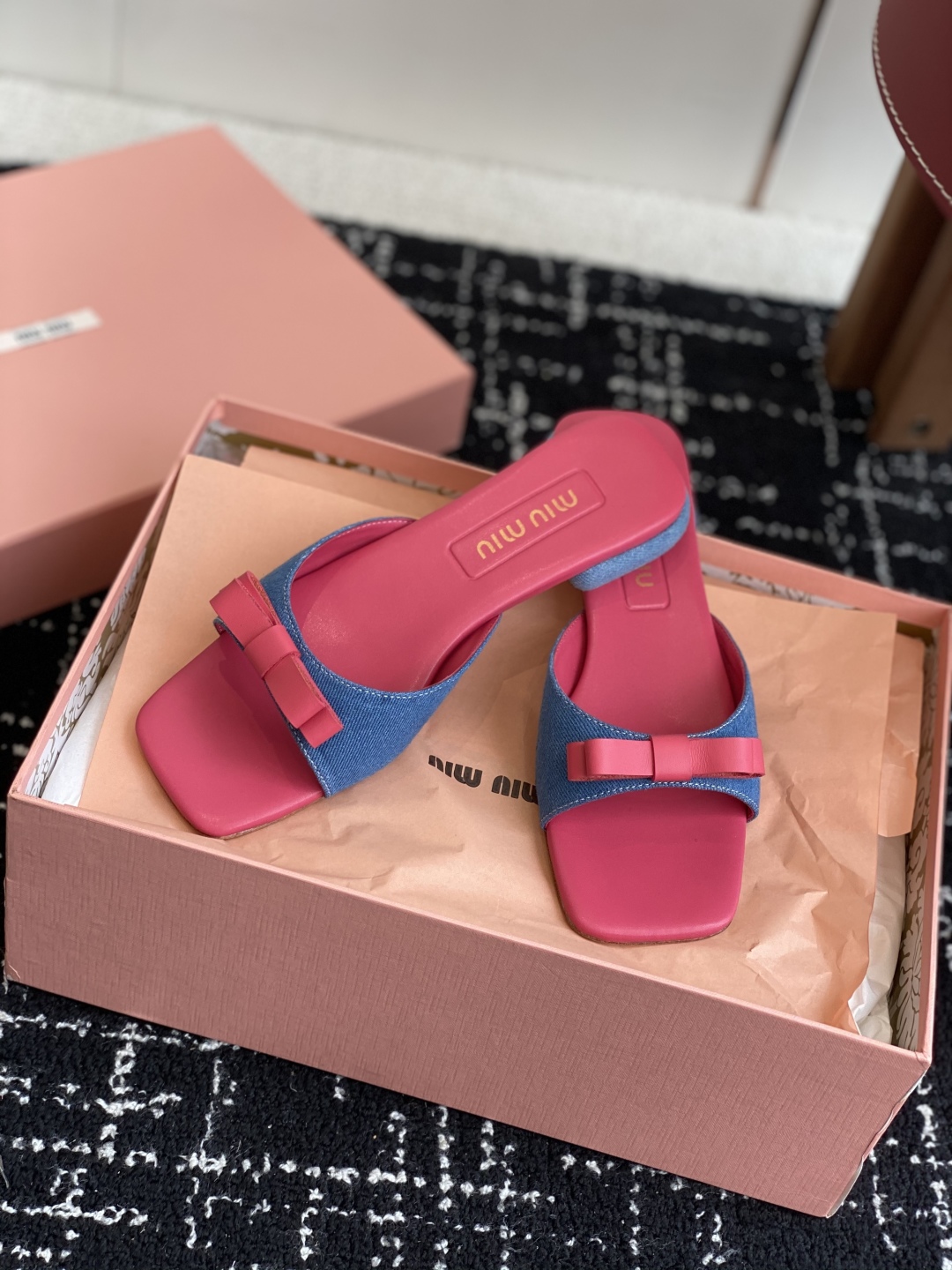 代购级
Miu Miu 25ss 最新夏季 平底 牛仔布 拖鞋

今年夏天为你们多准备几双必备拖鞋，老顾